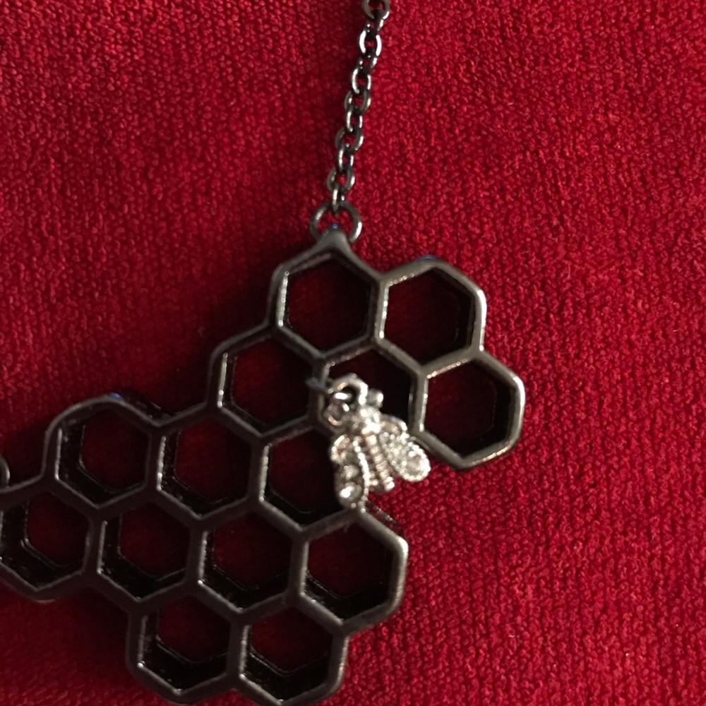 *FREE! with $9 purchase* โAvecโ Honeycomb Necklace, silver bee charm - Picture 4 of 10